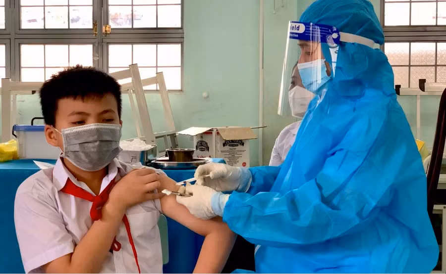 Sáng 26-4, đồng loạt 22 xã, phường trên địa bàn TP. Pleiku triển khai tiêm vắc xin phòng Covid-19 cho trẻ từ 5 đến dưới 12 tuổi. Ảnh: Như Nguyện