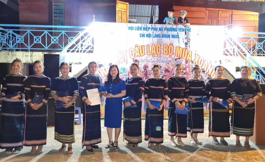 Ra mắt câu lạc bộ múa Xoang tại làng Brut Ngol (phường Yên Thế, TP. Pleiku). Ảnh: Bá Bính