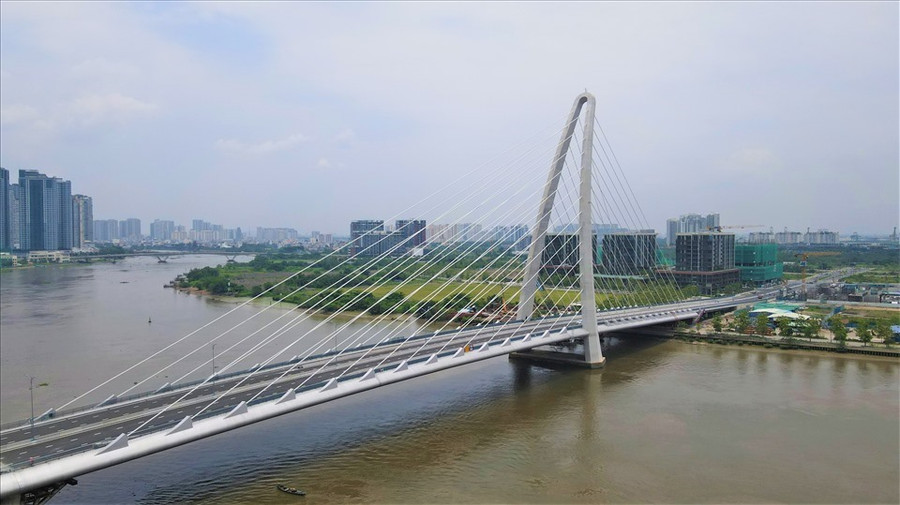 Cầu Thủ Thiêm 2 nối Khu đô thị mới Thủ Thiêm và quận 1 thông xe vào ngày 28.4. Ảnh: Anh Tú