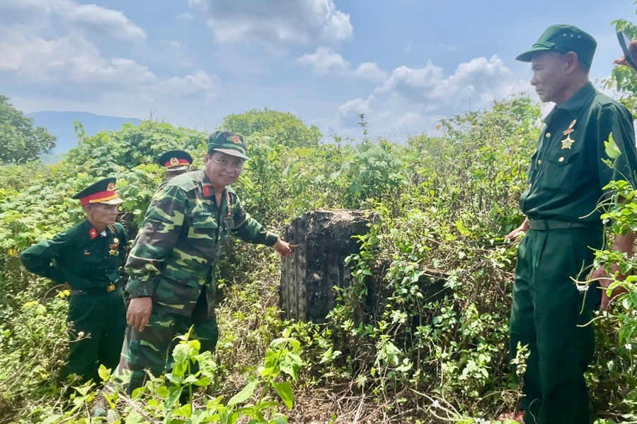 Các cán bộ, cựu chiến binh tham quan chứng tích trong khuôn viên Di tích lịch sử chiến thắng Chư Nghé. Ảnh: Phương Duyên Các cán bộ, cựu chiến binh tham quan những chứng tích trong khuôn viên Di tích lịch sử chiến thắng Chư Nghé.jpg