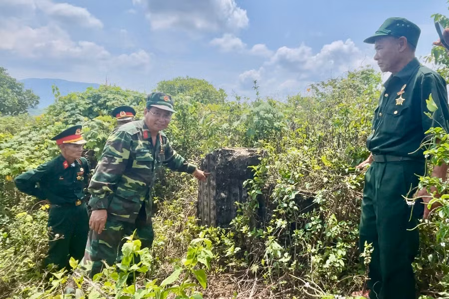 Các cán bộ, cựu chiến binh tham quan những chứng tích trong khuôn viên Di tích lịch sử chiến thắng Chư Nghé.jpg