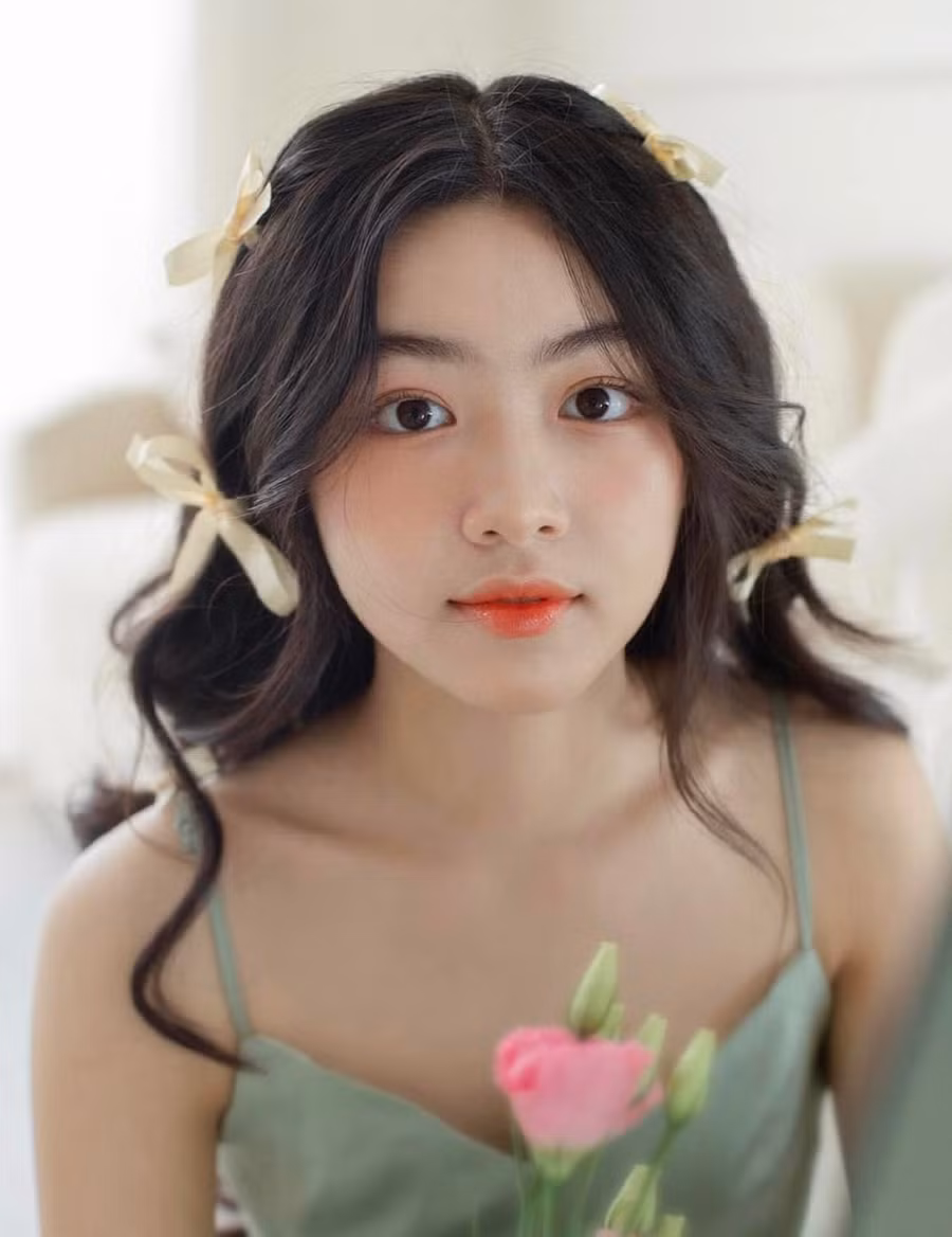 Dù bận rộn với nghệ thuật và công tác thiện nguyện song Quyền Linh vẫn luôn dành thời gian bên cạnh con gái. Nam diễn viên không ngại đăng tải những khoảnh khắc hạnh phúc bên hai công chúa nhỏ trên trang cá nhân và dành những lời nhắn nhủ ngọt ngào. Ảnh: FBNV