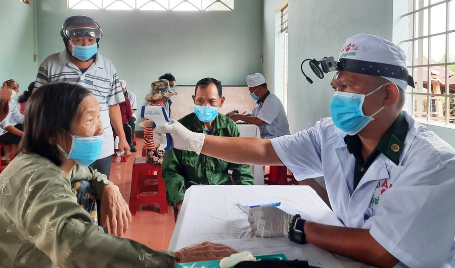 Các y-bác sĩ của Bộ Chỉ huy Bộ đội Biên phòng tỉnh khám bệnh cho người dân. Ảnh: Anh Huy Đoàn y-bác sĩ của Bộ Chỉ huy Bộ đội Biên phòng tỉnh khám bệnh cho người dân. Ảnh: Anh Huy