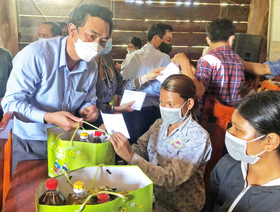 Đồng chí Lương Văn Danh-Phó Tổng Biên tập Báo Gia Lai tặng quà cho các hộ dân. Ảnh: Anh Huy