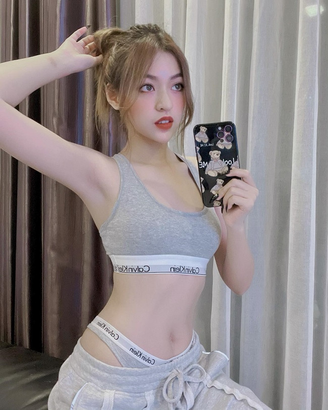 Nàng hot girl còn vướng nghi vấn chỉnh ảnh kéo dài đôi chân khiến chiều cao như 1m80.