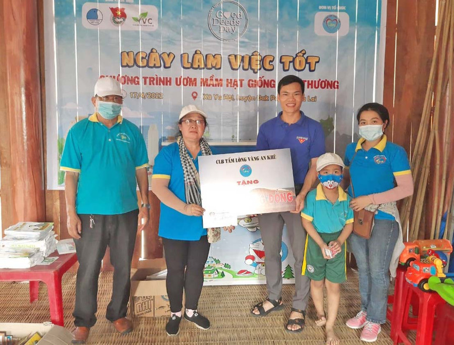 Câu lạc bộ Tấm lòng vàng An Khê và Đoàn xã Ya Hội tổ chức chương trình “Ươm mầm hạt giống yêu thương” tại làng Bung Tờ Số. Ảnh: Phan Lài