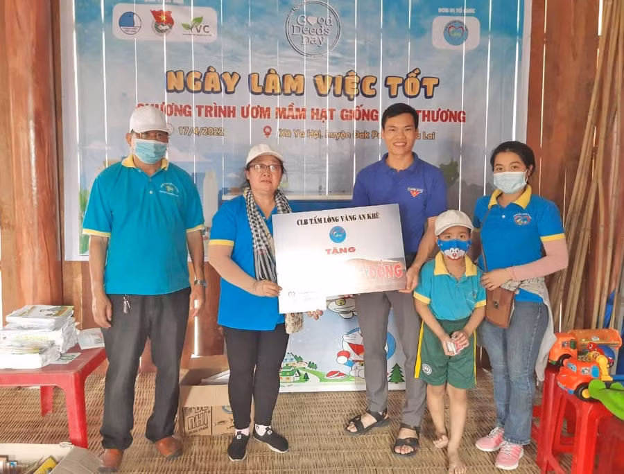 Câu lạc bộ Tấm lòng vàng An Khê và Đoàn xã Ya Hội tổ chức chương trình “Ươm mầm hạt giống yêu thương” tại làng Bung Tờ Số. Ảnh: Phan Lài