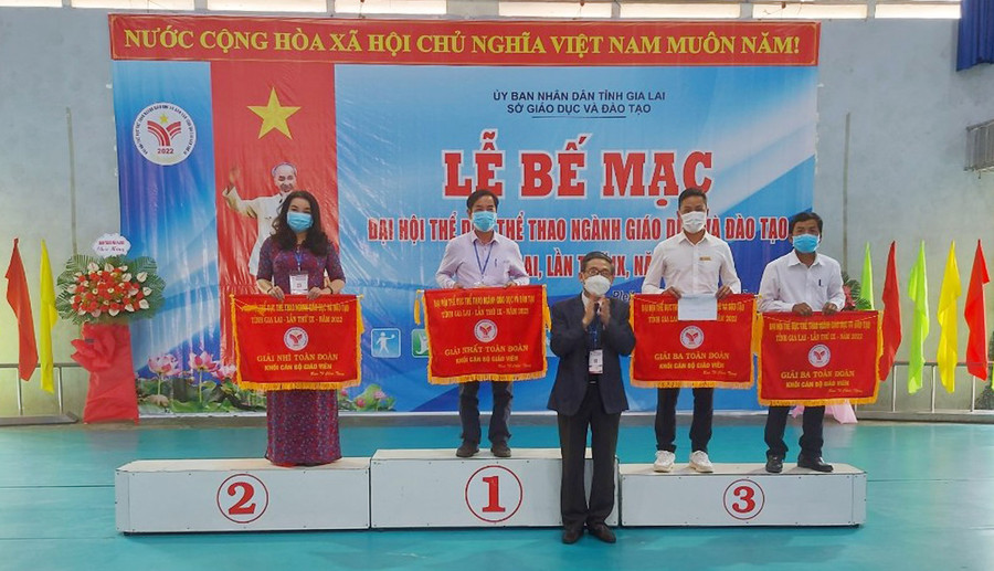 Giám đốc Sở GD-ĐT Lê Duy Định trao giải toàn đoàn khối CB-GV cho các trường. Ảnh: Thiên Di Giám đốc Sở GD-ĐT Lê Duy Định trao giải toàn đoàn khối CB-GV cho các trường. Ảnh: Thiên Di