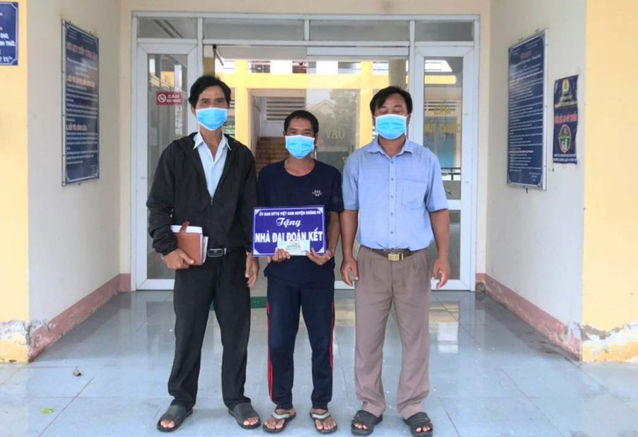 Đại diện Ủy ban MTTQ Việt Nam huyện Krông Pa trao kinh phí hỗ trợ làm nhà cho hộ nghèo. Ảnh: Lê Đại