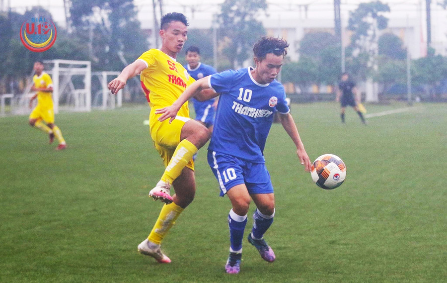  U19 HAGL (bìa phải) đã bất lực trước hàng thủ U19 Hà Nội. Ảnh Ban tổ chức 