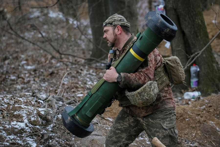  Một quân nhân Ukraine cầm tên lửa chống tăng Javelin ở tỉnh Kyiv, Ukraine vào tháng 3. Ảnh: Reuters