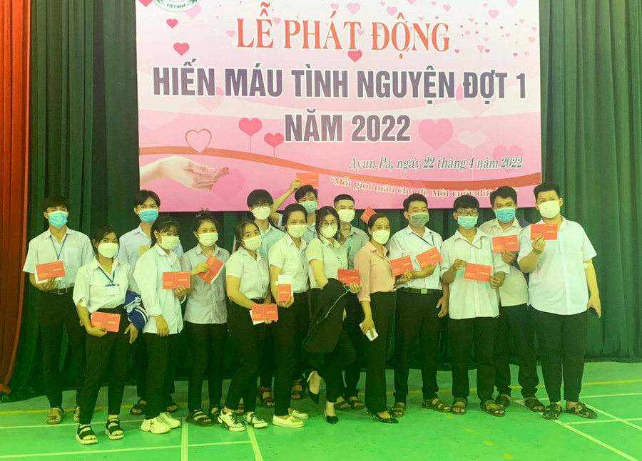 Các em học sinh Trường THPT Lê Thánh Tông tham gia hiến máu tình nguyện. Ảnh: Nguyên Hương Đông đảo các em học sinh Trường THPT Lê Thánh Tông tham gia hiến máu tình nguyện. Ảnh: Nguyên Hương