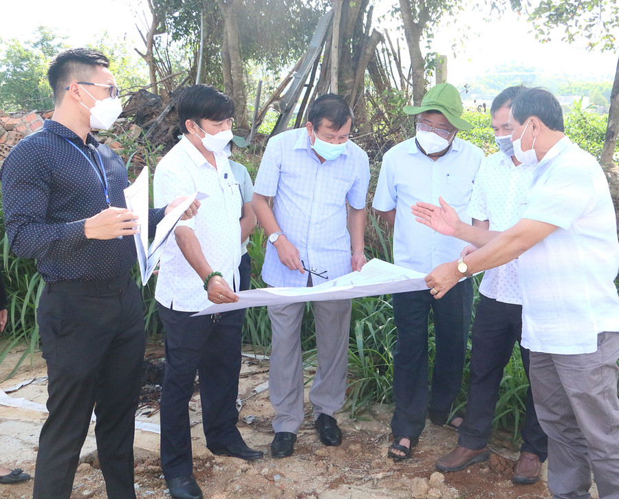 Đoàn giám sát của Ban Pháp chế HĐND tỉnh khảo sát thực tế một số công trình xây dựng trên địa bàn phường An Tân (thị xã An Khê). Ảnh: Quang Tấn Đoàn giám sát của Ban Pháp chế HĐND tỉnh khảo sát thực tế một số công trình xây dựng trên địa bàn phường An Tân (thị xã An Khê). Ảnh: Quang Tấn