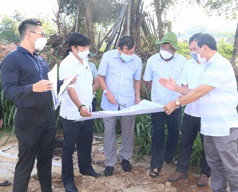 Đoàn giám sát của Ban Pháp chế HĐND tỉnh khảo sát thực tế một số công trình xây dựng trên địa bàn phường An Tân (thị xã An Khê). Ảnh: Quang Tấn