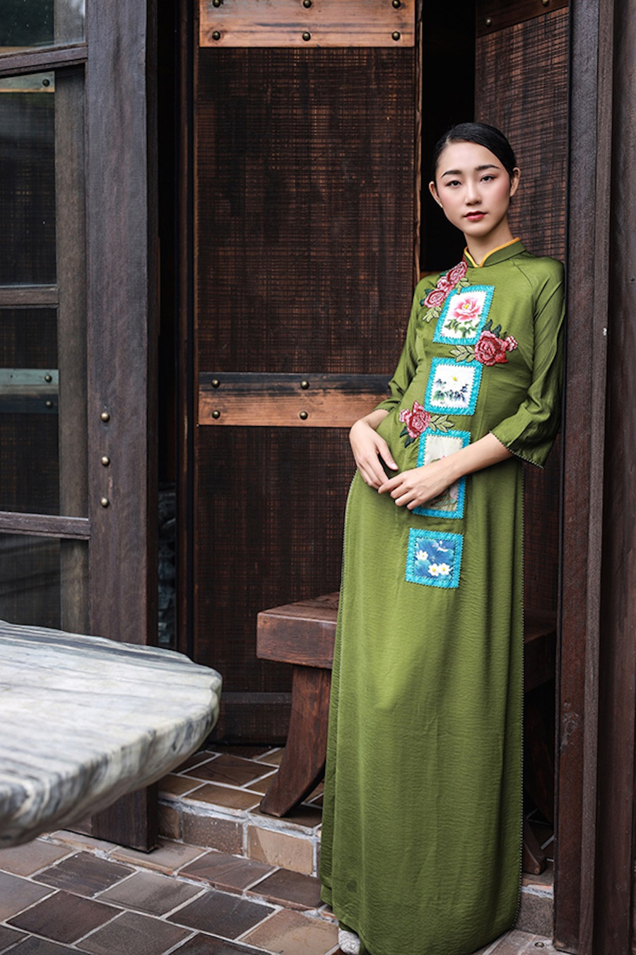 Mới đây, người mẫu Trà My được nhà thiết kế Cao Minh Tiến mời chụp ảnh cho bộ sưu tập mới của anh. Các họa tiết in trên tà áo dài là hình ảnh về cảnh đẹp Yên Tử (Quảng Ninh), đặc biệt là chùa Đồng. Ảnh: NVCC