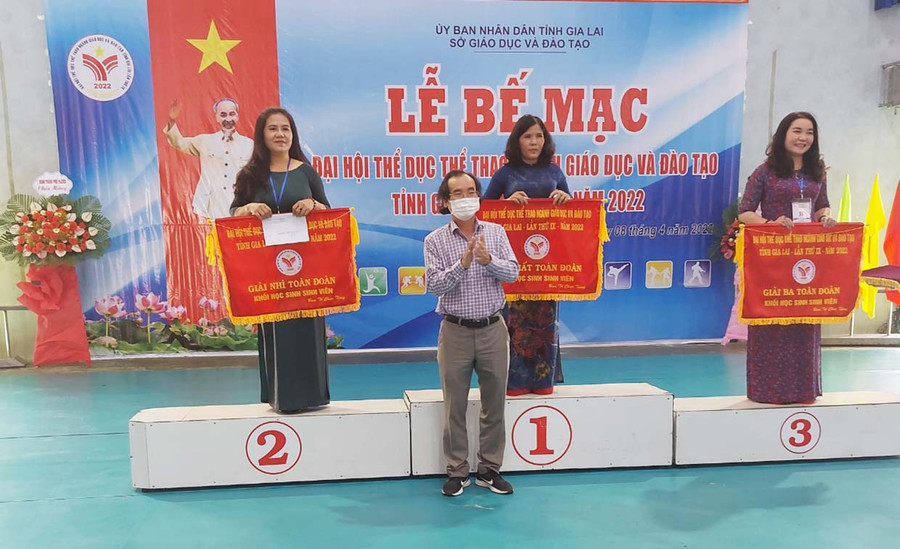 Ông Khuất Đình Viện-Phó Tổng Biên tập Báo Gia Lai trao giải toàn đoàn cho các trường giành giải nhất, nhì, ba khối học sinh-sinh viên. Ảnh: Thiên Di Ông Khuất Đình Viện-Phó Tổng Biên tập Báo Gia Lai trao giải toàn đoàn cho các trường nhất, nhì, ba khối học sinh-sinh viên. Ảnh: Thiên Di