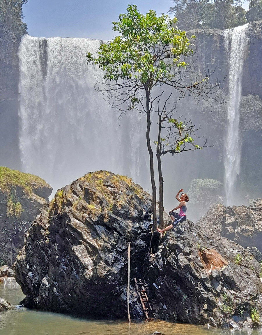 Du khách tham quan thác 50. Ảnh: Tạ Ngọc Điệp