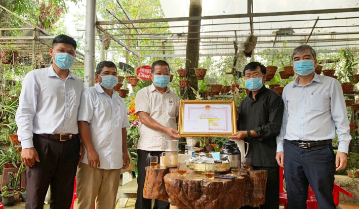 Linh mục Nguyễn Công Minh-Chánh Giáo xứ Chư Đang Ya (thứ hai từ phải sang) được Chủ tịch UBND tỉnh tặng bằng khen về thành tích trong công tác phòng-chống dịch bệnh Covid-19. 