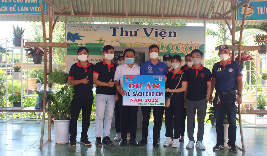 Câu lạc bộ Vòng tay yêu thương cùng Huyện Đoàn Ia Grai trao tặng tủ sách cho đại diện Trường Tiểu học Lê Quý Đôn (xã Ia Krai, huyện Ia Grai). Ảnh: Phan Lài Câu lạc bộ Vòng tay yêu thương cùng Huyện Đoàn Ia Grai trao tặng tủ sách cho đại diện Trường Tiểu học Lê Quý Đôn (xã Ia Krai, huyện Ia Grai). Ảnh: Phan Lài