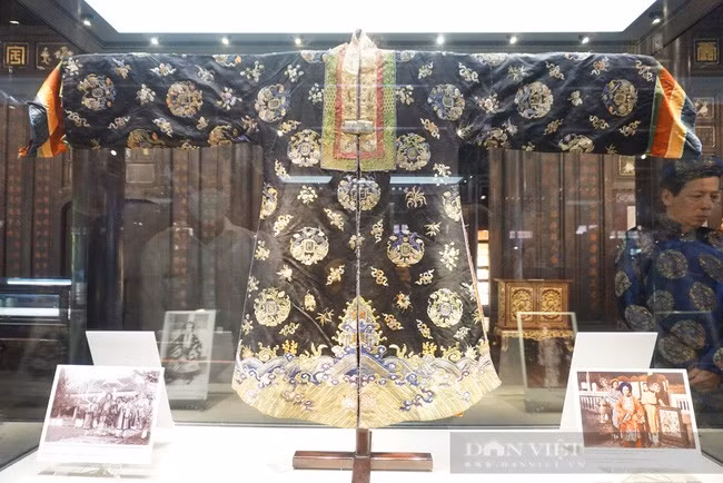 Với cổ vật áo Nhật Bình cung tần triều Nguyễn, cổ áo và khuy cài có nhiều dấu hiệu cho thấy chiếc áo này đã được sử dụng rất nhiều lần.