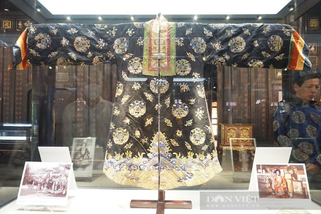 Với cổ vật áo Nhật Bình cung tần triều Nguyễn, cổ áo và khuy cài có nhiều dấu hiệu cho thấy chiếc áo này đã được sử dụng rất nhiều lần. Với cổ vật áo Nhật Bình cung tần triều Nguyễn, cổ áo và khuy cài có nhiều dấu hiệu cho thấy chiếc áo này đã được sử dụng rất nhiều lần.