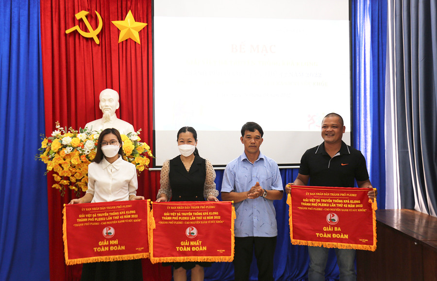  Các đơn vị giành thành tích cao ở hệ nam trẻ và nữ trẻ. Ảnh: Văn Ngọc