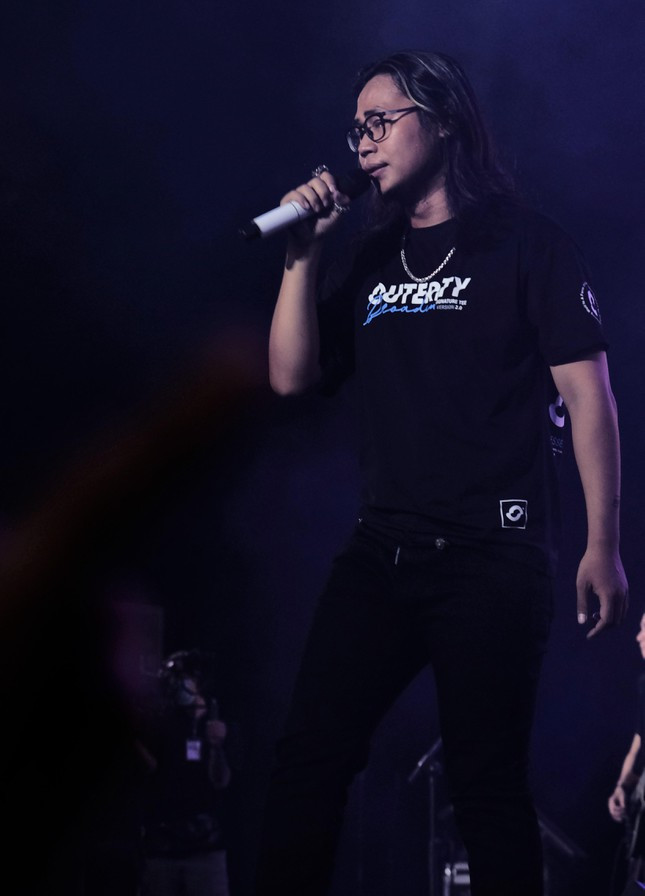 Minh Thạch (Nòw) trong đêm nhạc.