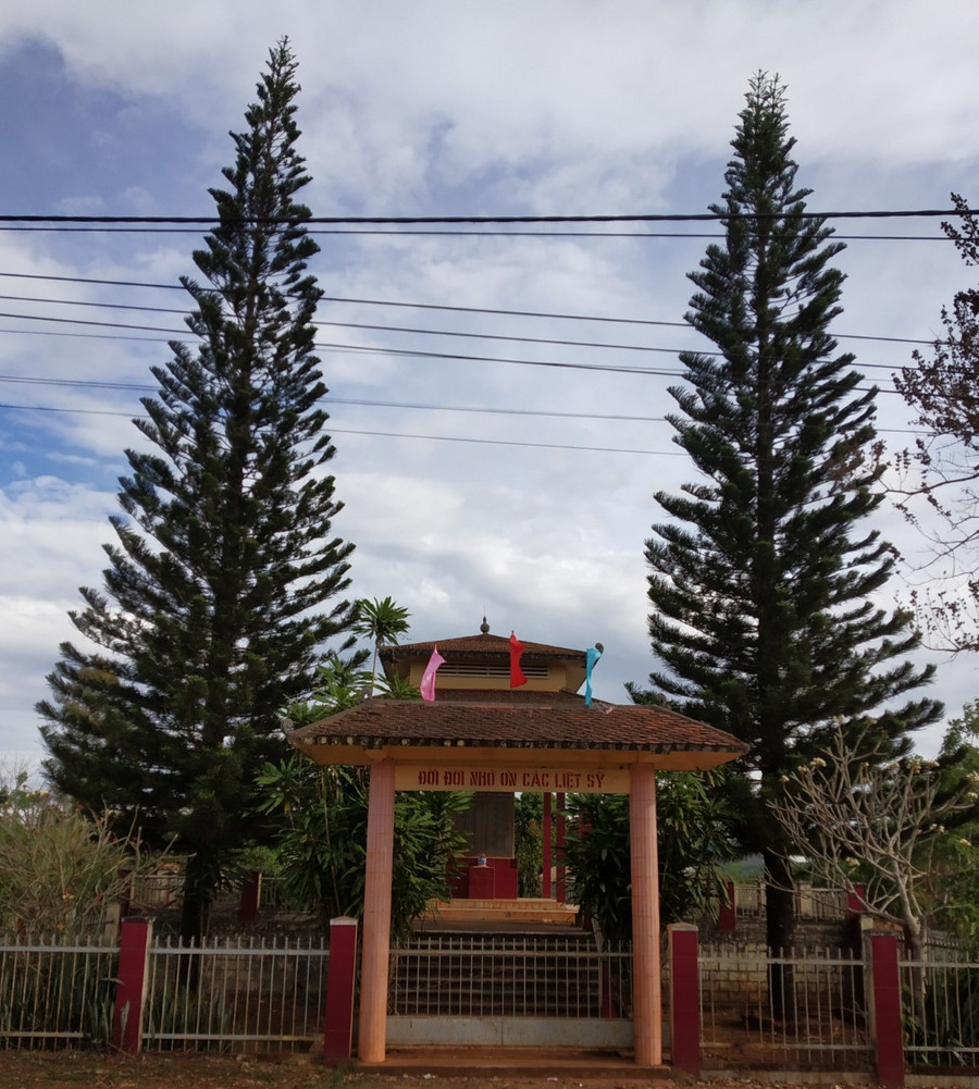 Nhà bia tưởng niệm các liệt sĩ xã Ia Phìn. Ảnh: Ngọc Tấn