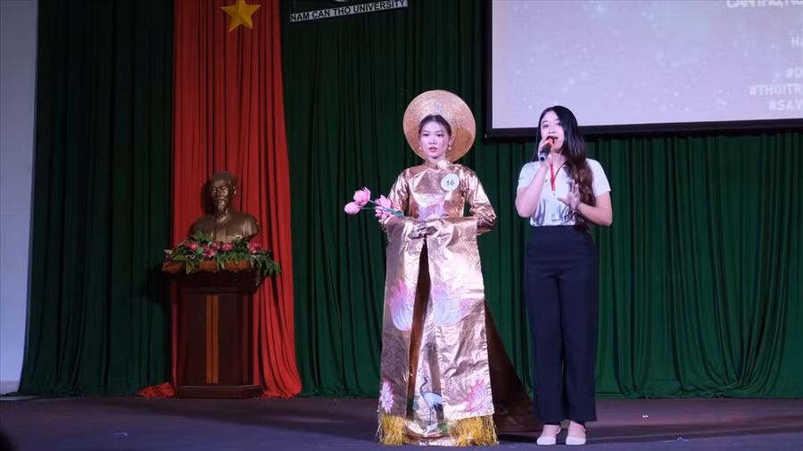 Kết thúc hội thi, bộ trang phục “áo dài hoa sen” tái chế một cách tinh tế từ túi ni lông đã được Ban giám khảo chọn trao giải nhất. Bộ trang phục tuy đơn giản, truyền thống nhưng được đánh giá cao từ khâu thiết kế đến thuyết trình, sử dụng chất liệu sáng tạo. Thay mặt Ban giám khảo hội thi, Th.S Hoàng Thị Ánh Tuyết - giảng viên Trường Đại học Nam Cần Thơ - chia sẻ: Việc bảo vệ môi trường đôi khi không cần phải vĩ mô, công phu. Điều quan trọng là mỗi cá nhân phải ý thức được tầm quan trọng của bảo vệ môi trường, bằng cách này hay cách khác, hoạt động đơn giản, thiết thực sẽ dễ dàng đi vào thực tiễn hơn.