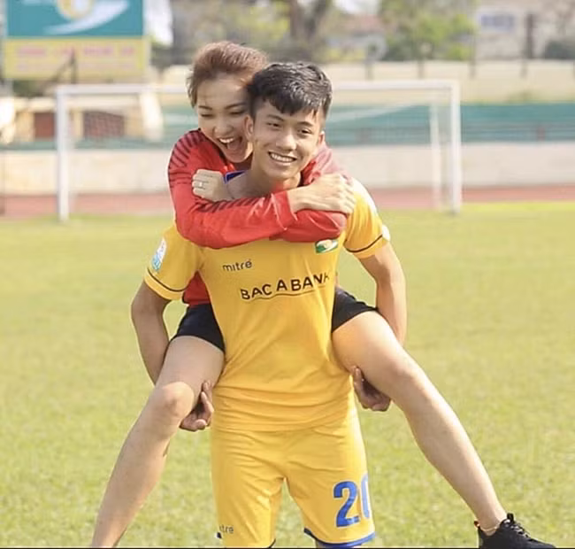 Thậm chí, Ngọc Nữ từng được Văn Đức cõng một vòng quanh sân vận động trong một buổi luyện tập. 