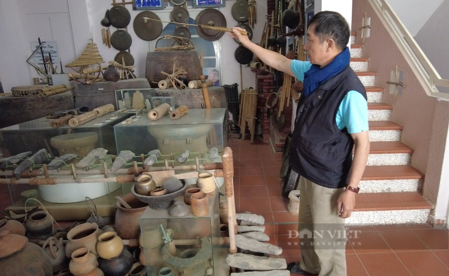 Thượng tá Đặng Minh Tâm giới thiệu khu vực trưng bày các dụng cụ âm nhạc của các dân tộc thiểu số Tây Nguyên. Ảnh: Văn Long.