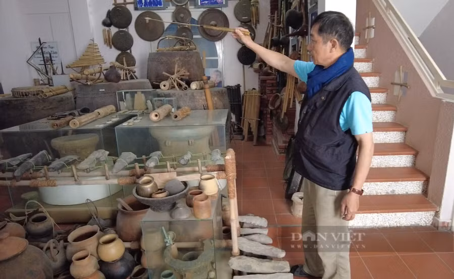 Thượng tá Đặng Minh Tâm giới thiệu khu vực trưng bày các dụng cụ âm nhạc của các dân tộc thiểu số Tây Nguyên. Ảnh: Văn Long.