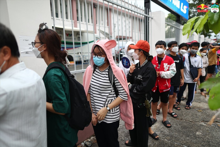 Trước giờ phát vé, nhiều cổ động viên đã có mặt sẵn ở sân để xếp hàng chờ tới lượt. Ảnh: HAGL FC Trước giờ phát vé, nhiều cổ động viên đã có mặt sẵn ở sân để xếp hàng chờ tới lượt. Ảnh: HAGL FC