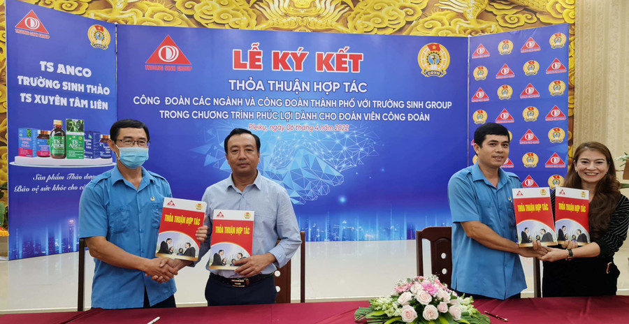 Quang cảnh lễ ký kết chương trình phúc lợi cho đoàn viên Công đoàn. Ảnh: Bá Bính Các bên ký kết chương trình phúc lợi đoàn viên. Ảnh: Bá Bính
