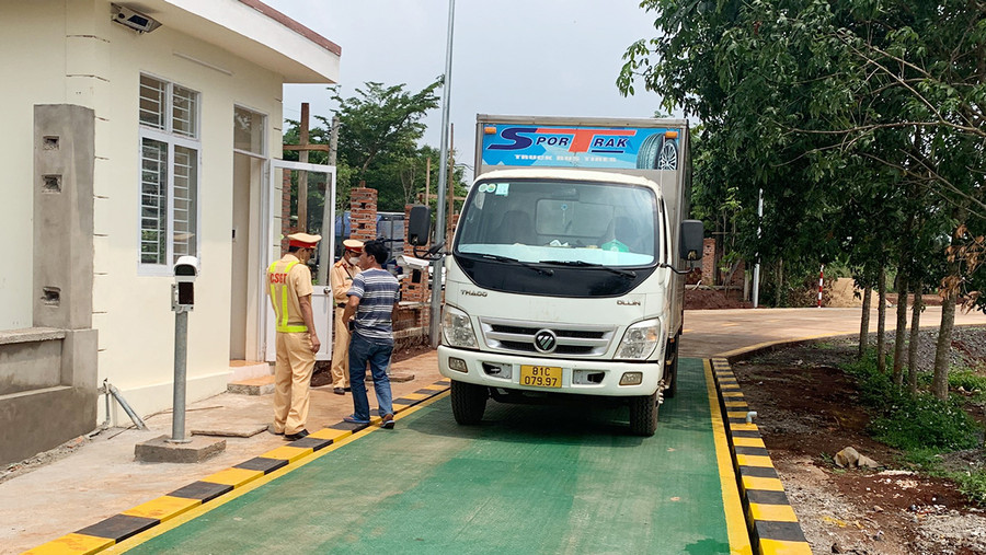 Phòng Cảnh sát Giao thông Công an tỉnh đã ra quân kiểm tra, kiểm soát đối với phương tiện xe tải chuyển chở hàng hóa quá tải, quá khổ. Ảnh: R'Ô HOK Phòng Cảnh sát giao thông Công an tỉnh đã ra quân kiểm tra, kiểm soát đối với phương tiện xe tải chuyển chở hàng hoá quá tải, quá khổ. Ảnh: R'Ô HOK