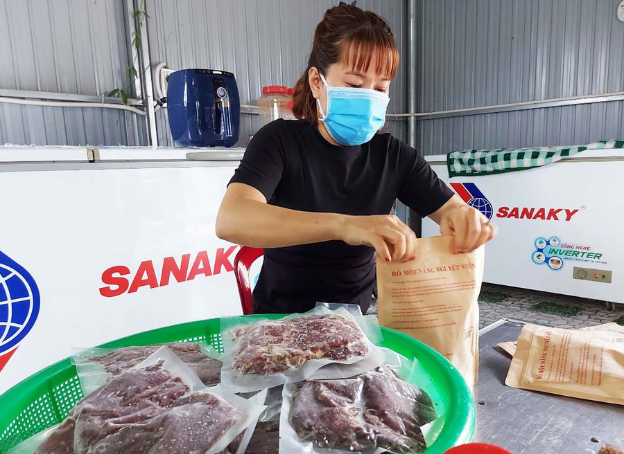 Chị Phạm Thị Ánh Nguyệt (thị trấn Phú Túc) đóng gói sản phẩm thịt bò một nắng Krông Pa. Ảnh: Thiên Di Chị Phạm Thị Ánh Nguyệt (thị trấn Phú Túc) đóng gói sản phẩm thịt bò một nắng Krông Pa. Ảnh: Thiên Di