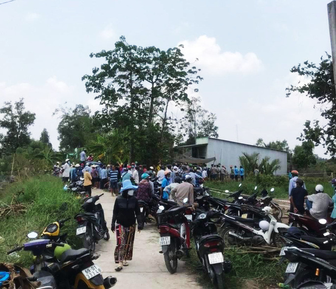 Nhiều người hiếu kỳ xem công an đưa thi thể ông Nhỏ lên bờ Nhiều người hiếu kỳ xem công an đưa thi thể ông Nhỏ lên bờ