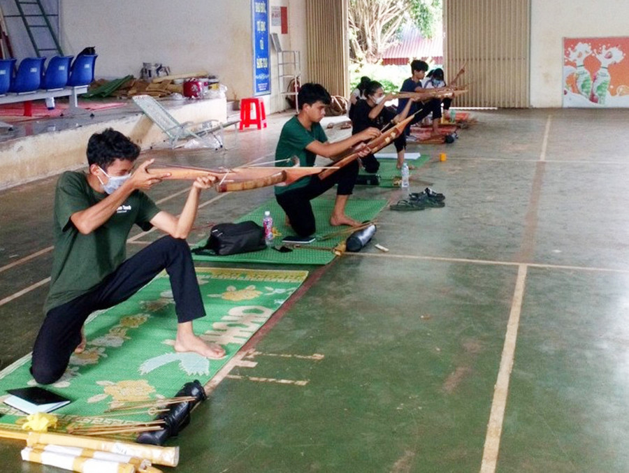 Các VĐV thi đấu môn bắn nỏ. Ảnh: Thiên Di VĐV thi đấu môn bắn nỏ. Ảnh: Thiên Di