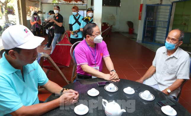 Tổng Biên tập báo Tiền Phong Lê Xuân Sơn - Đồng Trưởng ban tổ chức giải Tiền Phong Marathon 2022, cùng đại diện nhà tài trợ kim cương thăm hỏi, tặng quà cựu tù Côn Đảo Nguyễn Văn Ước.