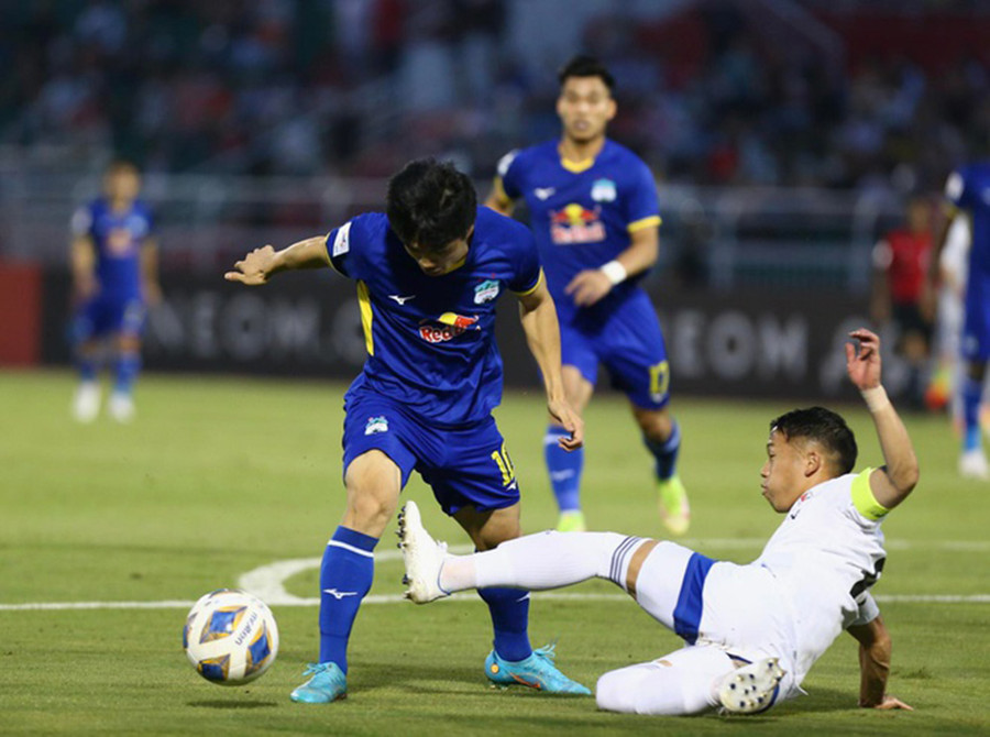 Hoàng Anh Gia Lai (trái) đã gặp khó trước hàng phòng ngự chắc chắn của đối phương. Ảnh: Quang Thịnh HAGL (trái) đã gặp khó trước hàng phòng ngự chắc chắn của đối phương. Ảnh: Quang Thịnh