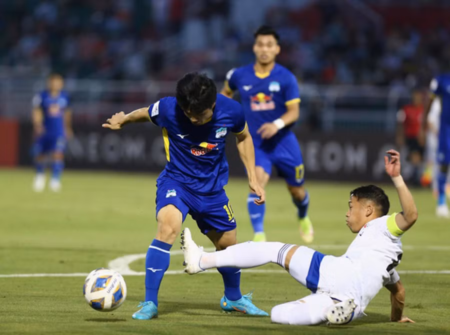 HAGL (trái) đã gặp khó trước hàng phòng ngự chắc chắn của đối phương. Ảnh: Quang Thịnh