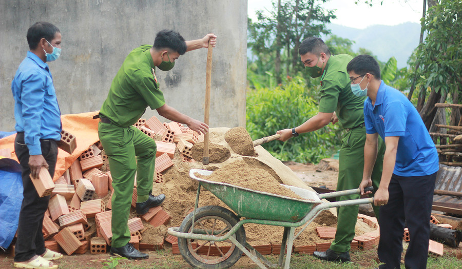 Đoàn viên, thanh niên huyện Chư Păh hỗ trợ sửa chữa nhà cho thanh niên xã Ia Kreng. Ảnh: Phan Lài Đoàn viên thanh niên huyện Chư Păh hỗ trợ sửa chữa nhà cho thanh niên xã Ia Kreng (huyện Chư Păh). Ảnh: Phan Lài