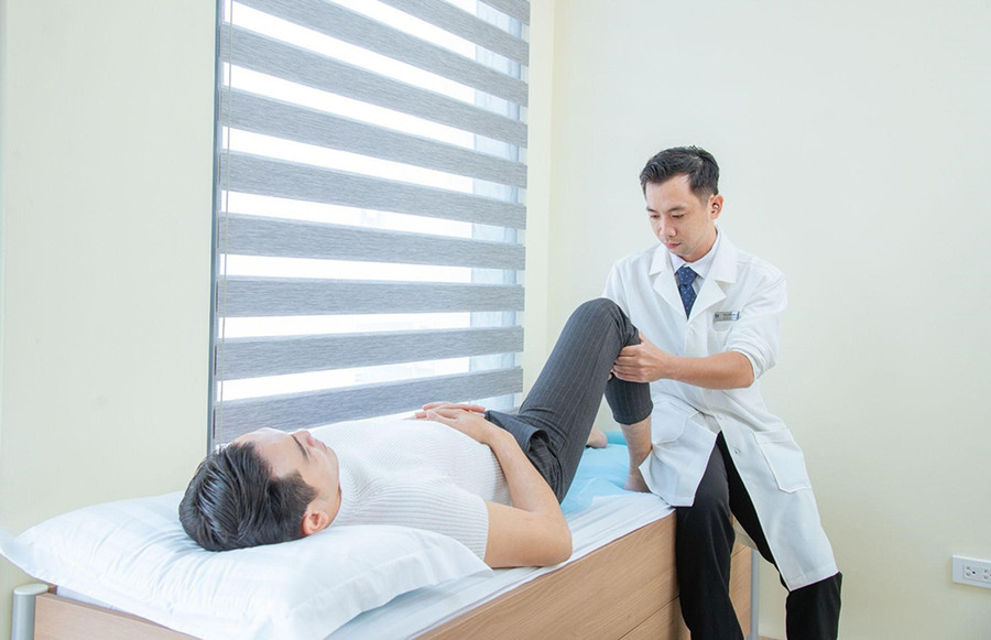 Nên đến gặp bác sĩ chuyên khoa thăm khám định kỳ để kịp thời khắc phục khi khớp bị tổn thương. Ảnh: Bệnh viện Đa khoa Tâm Anh