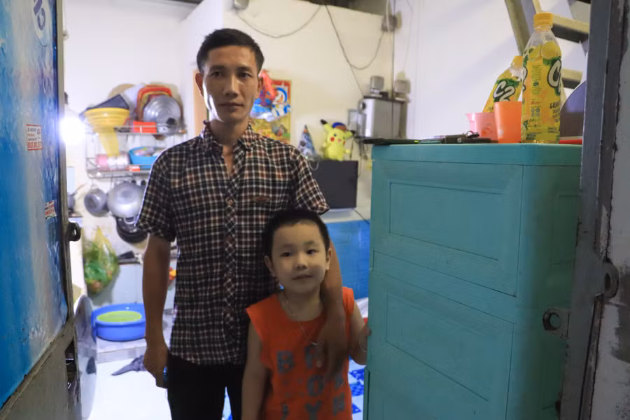 Anh Lê Huy Cao phải lái taxi ban đêm để có thêm thu nhập. Ảnh: NGỌC DUY