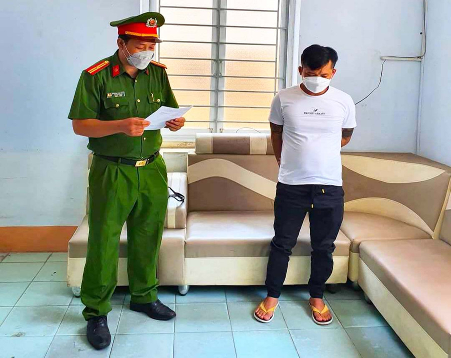 Công an thị xã An Khê đọc lênh bắt tạm giam đối với Văn Khoa (ảnh Công an thị xã An Khê)