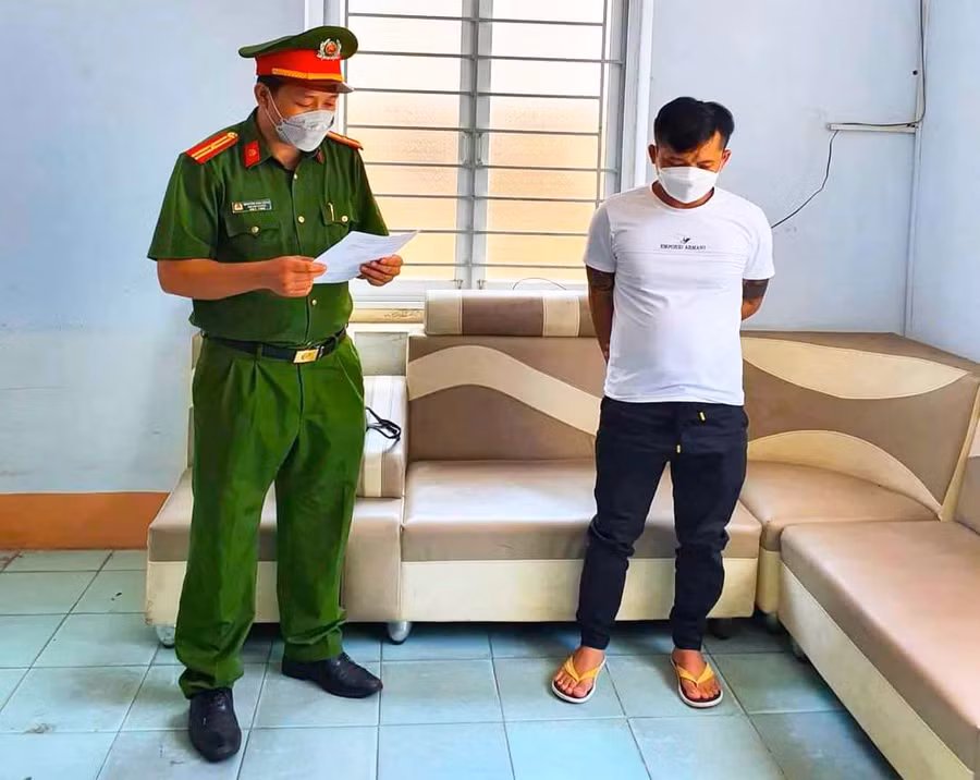 Công an thị xã An Khê đọc lênh bắt tạm giam đối với Văn Khoa (ảnh Công an thị xã An Khê)