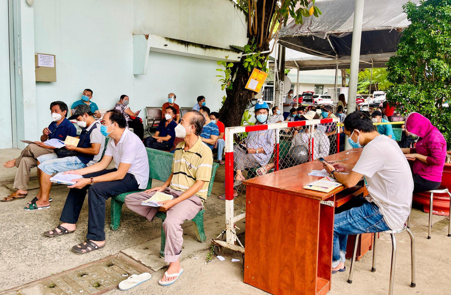  Quy định phân cấp đăng ký, cấp biển số xe máy sẽ tạo điều kiện thuận lợi về thời gian, đi lại cho người dân. Ảnh: Vũ Phượng