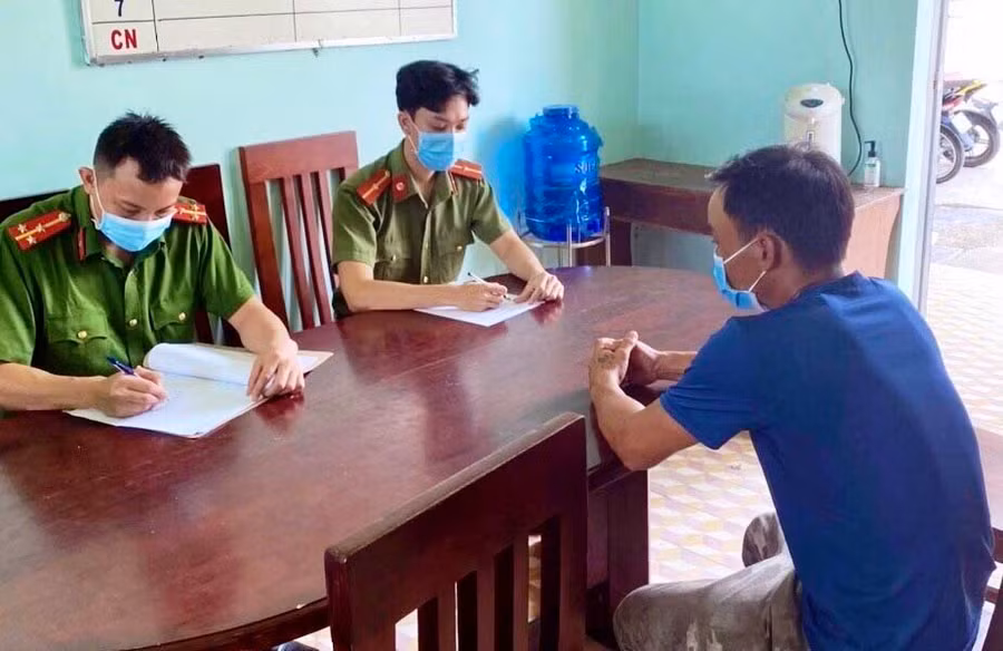 Cơ quan Công an làm việc với đối tượng thông tin sai sự thật trên mạng xã hội. Ảnh: T.T