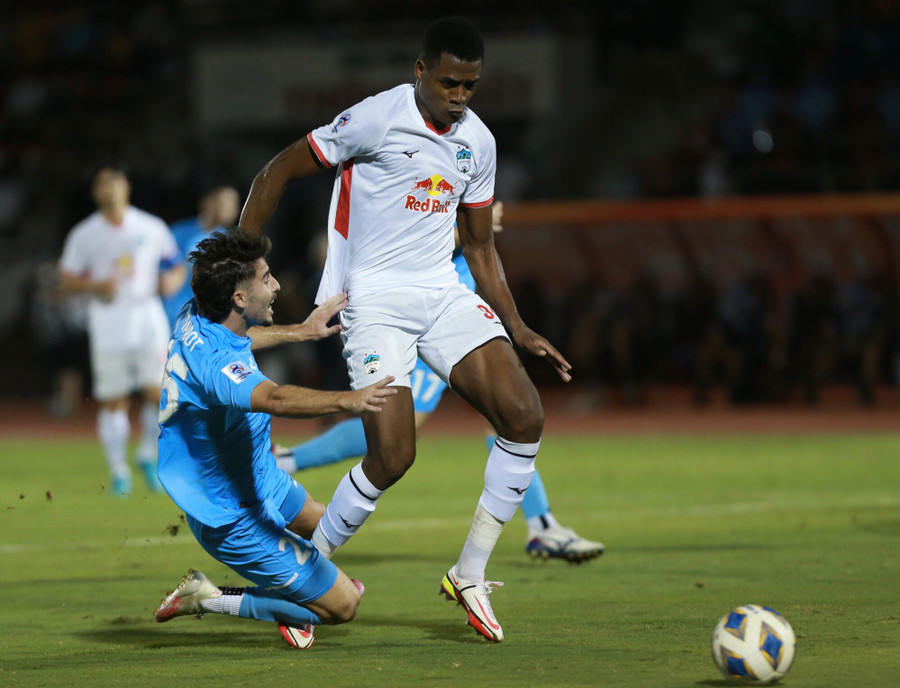 Trận đấu đã diễn ra hấp dẫn với những pha bóng quyết liệt. Ảnh: Quang Thịnh