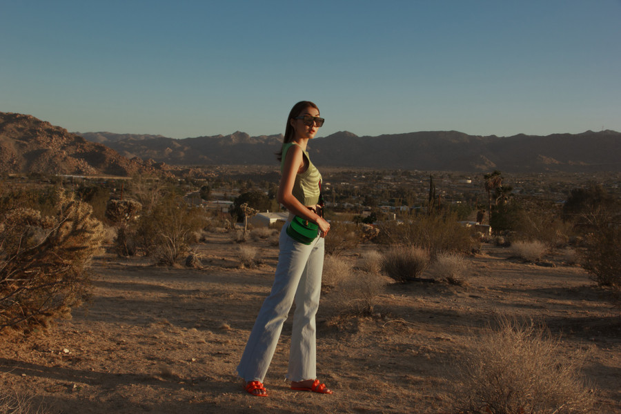 Vườn quốc gia Joshua Tree được thành lập từ năm 1994, có diện tích 3.218 km2. Nơi đây nguyên bản là hai sa mạc rộng lớn của nước Mỹ gồm Mojave và Colorad, được biết đến với hệ thực vật đa dạng, cảnh đẹp kỳ vĩ nhờ dãy núi Little San Bernardino bao quanh phần sa mạc cát vàng. Nhiều nghệ sĩ nổi tiếng từng đến đây quay MV như Ariana Grande, Calvin Harris, Red Velvet và Sơn Tùng M-TP với MV Hãy trao cho anh. Ảnh: Châu Phú